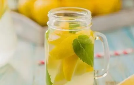 柠檬泡水|柠檬泡水喝有什么作用与功效