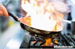 炒菜怎样防止油锅起火,炒菜时油锅着火要注意什么