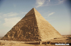 金字塔是多少人建成的,金字塔是由多少人建造出来的