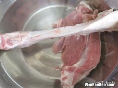 生肉可以用凉水泡着吗,生猪羊肉类在凉水里泡上一夜好吗？