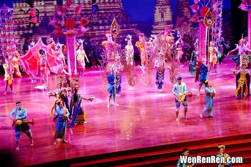 泰国的特色表演是什么,泰国传统舞蹈叫什么名字？
