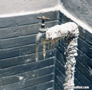 下水管道冻了怎么溶解冰,如何让下水道里面的冰快速融化
