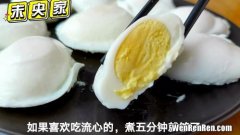 怎样打荷包蛋才能不散,煮面时荷包蛋总会散开，有什么办法能够打出一个完美的荷包蛋？