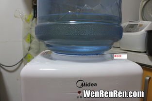 饮水机接出来的水有杂质,尚赫净水机过滤出来的水烧完有白色的东西怎么事