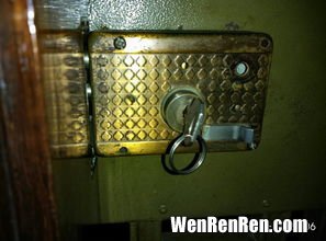 钥匙插在门里拔不出来,防盗门钥匙插进去拔不出来是怎么回事