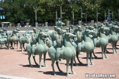 马踏飞燕雕塑在哪个城市,铜雕塑“马踏飞燕”创作于？