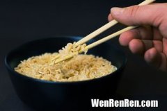 饭后筷子怎么放才对,中国人吃完饭，筷子要怎样放？